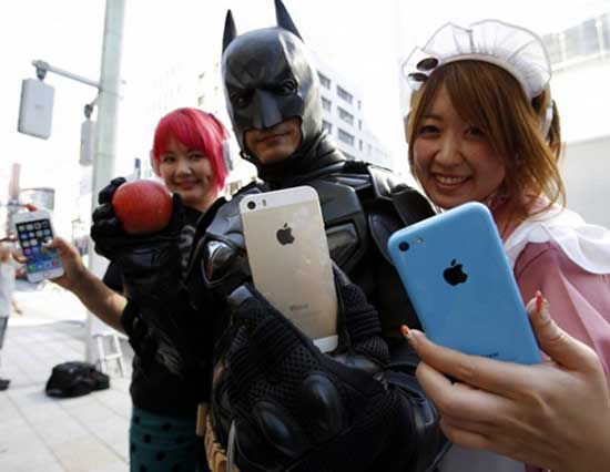 Những người sở hữu 5S và 5C tại Nhật Bản hào hứng khoe máy trong các bộ trang phục lạ mắt. Không khí ngày bán iPhone 5S, iPhone 5C đầu tiên trên thế giới