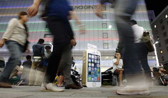 Dòng người xếp hàng và chờ đợi bên ngoài ngay cạnh một mô hình lớn của chiếc iPhone 5S. Không khí ngày bán iPhone 5S, iPhone 5C đầu tiên trên thế giới