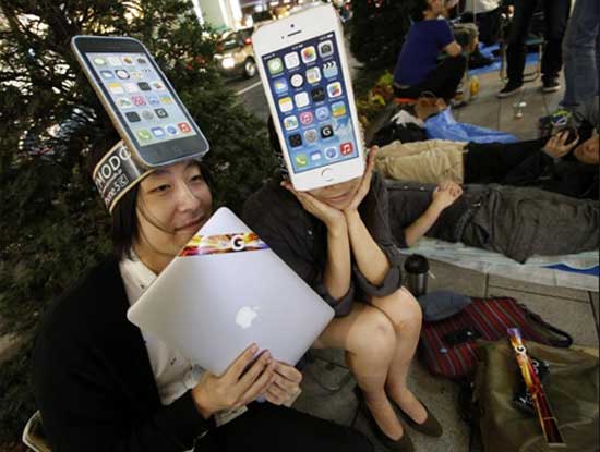 Những người xếp hàng còn mang theo nhiều đồ vật để thể hiện sự hâm mộ với các sản phẩm của "Quả táo cắn dở". Không khí ngày bán iPhone 5S, iPhone 5C đầu tiên trên thế giới