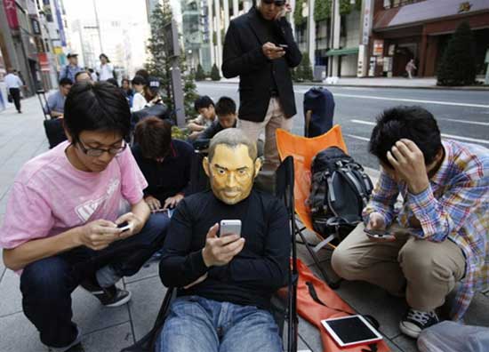 Nhiều người đứng chờ cho biết, thần tượng của họ vẫn là cố CEO của Apple. Không khí ngày bán iPhone 5S, iPhone 5C đầu tiên trên thế giới