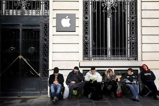 Trước cửa một Apple Store tại Paris (Pháp) nhiều người tỏ ra có chút mệt mỏi do phải xếp hàng qua đêm. Không khí ngày bán iPhone 5S, iPhone 5C đầu tiên trên thế giới
