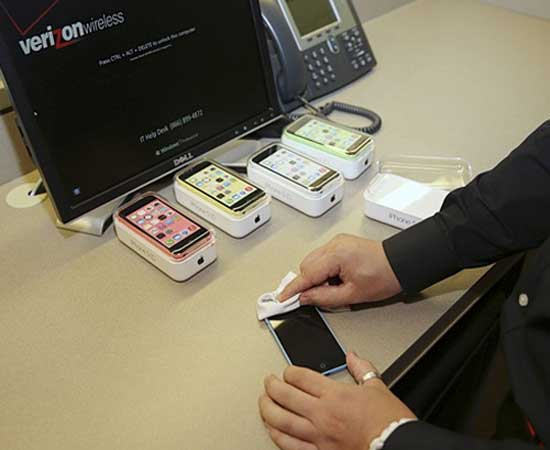 Nhân viên Apple Store ở Orem, Utah (Mỹ) đang lau sạch một chiếc iPhone 5C. Không khí ngày bán iPhone 5S, iPhone 5C đầu tiên trên thế giới