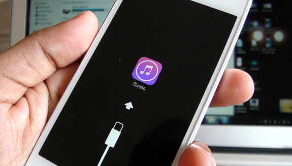 Màn hình hiện dây cable kết nối với iTunes Hướng dẫn thoát lỗi "treo cáp" khi nâng cấp iOS 7