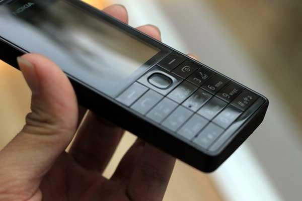 Bàn phím được làm hơi cong lên ở cột phím giữa và phím Home lại hơi lõm. Mở hộp Nokia 515 vỏ nhôm giá 3,5 triệu đồng