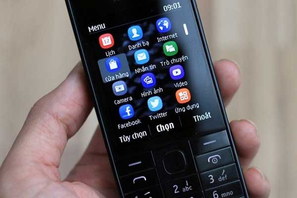 Một đường viền mỏng bao quanh thân máy làm nên sự thanh lịch và tạo cảm giác chắc chắn. Mở hộp Nokia 515 vỏ nhôm giá 3,5 triệu đồng