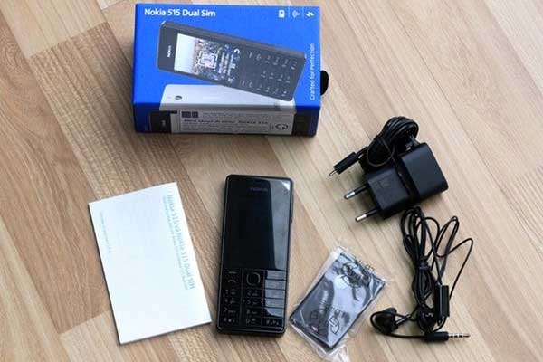 Đi kèm máy là những phụ kiện thông thường như pin, sạc, tai nghe, sách hướng dẫn. Mở hộp Nokia 515 vỏ nhôm giá 3,5 triệu đồng