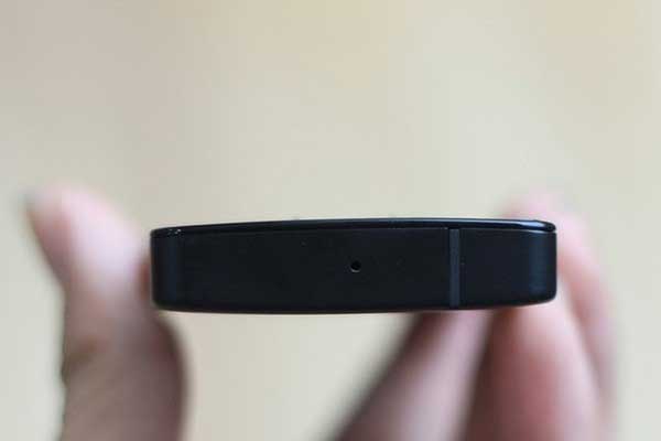 Nokia 515 sử dụng Micro-SIM và tặng kèm que chọc SIM. Mở hộp Nokia 515 vỏ nhôm giá 3,5 triệu đồng