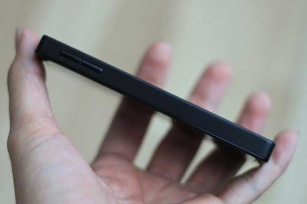 Máy có độ dày 11 mm và nặng 101,1 gam. ặng kèm que chọc SIM. Mở hộp Nokia 515 vỏ nhôm giá 3,5 triệu đồng