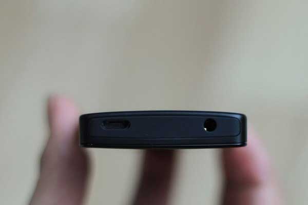 Giắc âm thanh và giắc USB được bố trí ở cạnh trên. Mở hộp Nokia 515 vỏ nhôm giá 3,5 triệu đồng