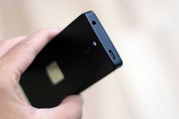 Máy sở hữu những đường nét nam tính và sang trọng. Mở hộp Nokia 515 vỏ nhôm giá 3,5 triệu đồng