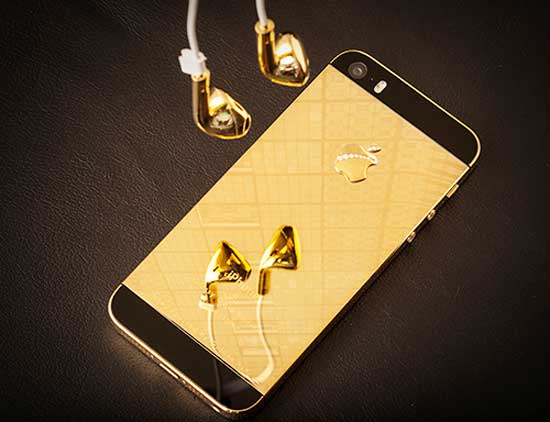 iPhone 5S Glossy Gold có thể phẩn chiếu hình ảnh trên mặt sau máy. iPhone 5S đầu tiên được mạ vàng tại Việt Nam