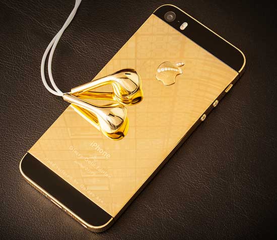 Phía sau máy được mạ vàng bóng loáng, tai nghe đi kèm cũng được mạ vàng phần củ tai. iPhone 5S đầu tiên được mạ vàng tại Việt Nam