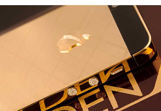 Các nút bấm bên hông được làm bằng vàng và đính kim cương. iPhone 5S đầu tiên được mạ vàng tại Việt Nam