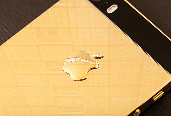 Logo của Apple được làm nổi lên và đính kim cương. iPhone 5S đầu tiên được mạ vàng tại Việt Nam