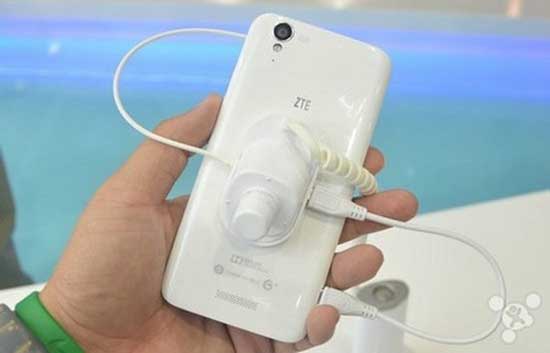 Mặt sau với camera 13 megapixel Smartphone đầu tiên sử dụng chip Tegra 4 chính thức trình làng