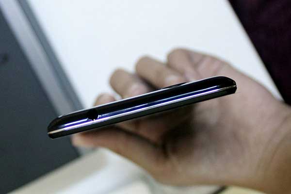 Cạnh OPPO Find Mirror OPPO Find Mirror có thêm phiên bản màu đen