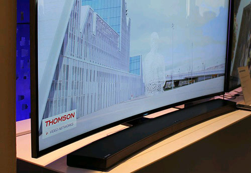 Samsung giới thiệu phụ kiện loa cho màn hình cong