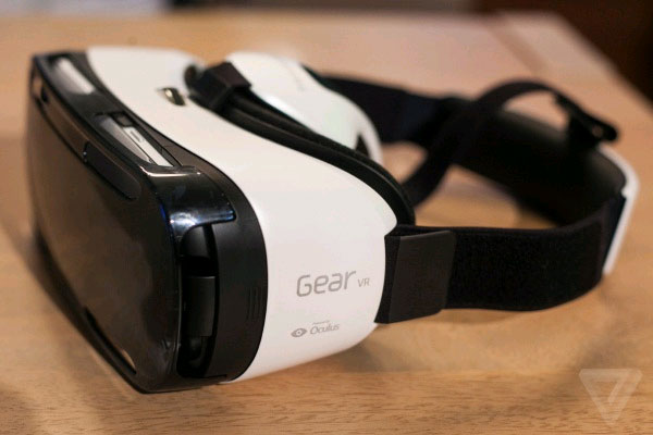 Samsung chính thức trình làng kính thực tại ảo Gear VR