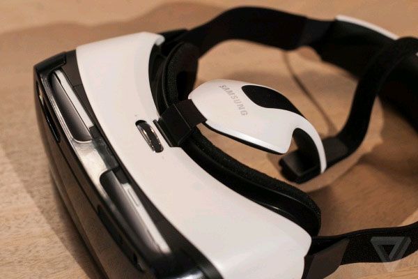 Samsung chính thức trình làng kính thực tại ảo Gear VR