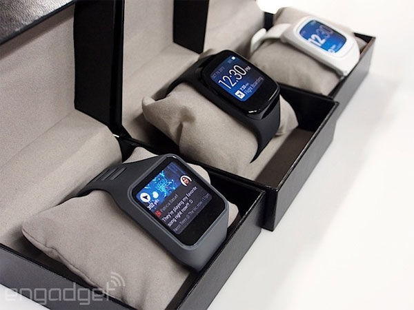 Motorola muốn xây dựng một chiếc đồng hồ thông minh chạy Android Wear và thiết kế đầu tiên họ chọn là mặt vuông Quá trình Motorola phát triển đồng hồ Moto 360