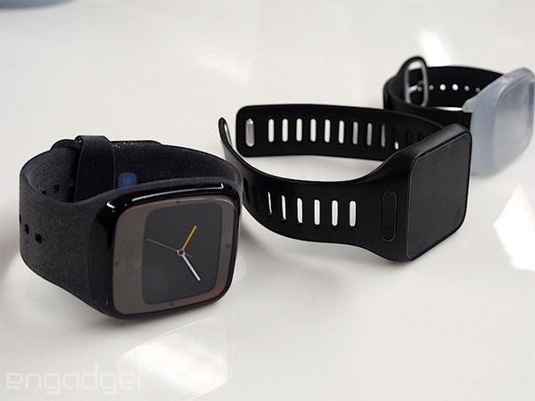 Chất liệu chế tác ban đầu là nhựa và dây đeo cao su. Quá trình Motorola phát triển đồng hồ Moto 360