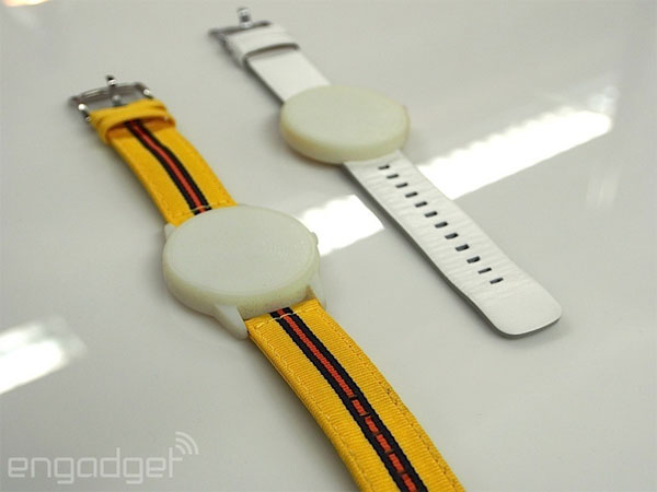 Chất liệu chế tác ban đầu là nhựa và dây đeo cao su. Quá trình Motorola phát triển đồng hồ Moto 360