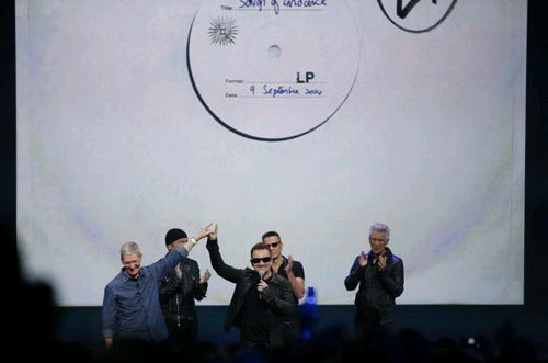 Tổng giám đốc Apple Tim Cook (áo xanh) đứng cùng các thành viên ban nhạc U2 tại buổi lễ ra mắt iPhone 6 và Apple Watch Người dùng iPhone nổi đóa với quà tặng âm nhạc từ Apple