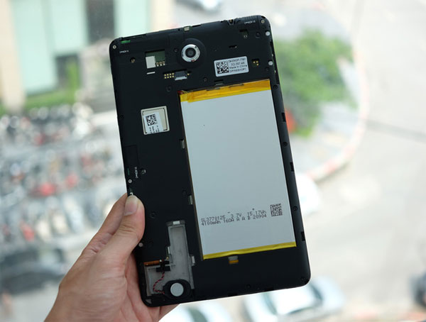 Mở hộp máy tính bảng 8 inch có 3G giá 5,5 triệu đồng Mở hộp máy tính bảng 8 inch có 3G giá 5,5 triệu đồng