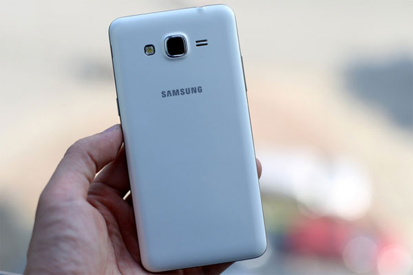 Smartphone camera trước 5 megapixel giá mềm của Samsung Smartphone camera trước 5 megapixel giá mềm của Samsung