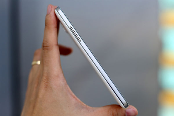 Smartphone camera trước 5 megapixel giá mềm của Samsung Smartphone camera trước 5 megapixel giá mềm của Samsung