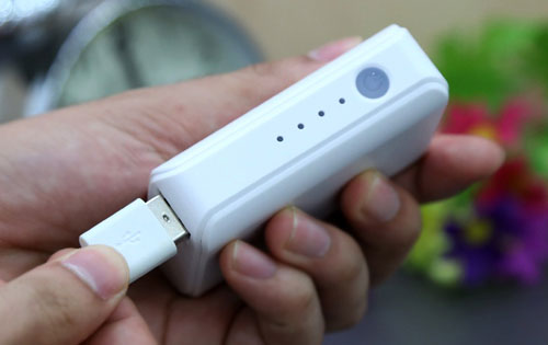 Pin sạc dự phòng tích hợp khả năng sạc nối tiếp