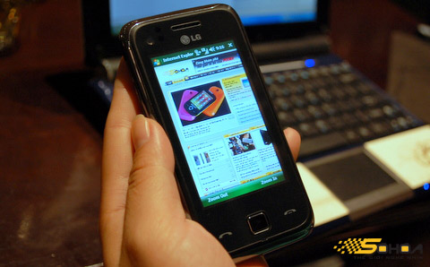 GM730 là di động Windows Mobile đầu tiên của LG chính thức bán tại VN. Ảnh: Quốc Huy.