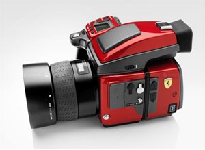 Máy ảnh medium format mang phong cách Ferrari 