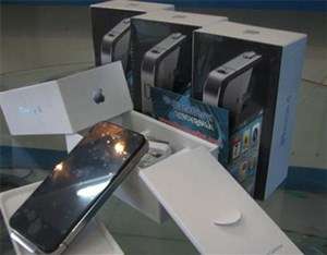 iPhone 4 xách tay đắt thêm gần một triệu đồng