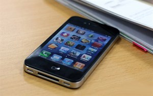 Mua iPhone 4 về làm 'chặn giấy'