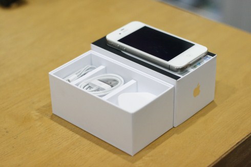 Thị trường iPhone 4 vẫn nhộn nhịp dù iPhone 5 sắp ra mắt