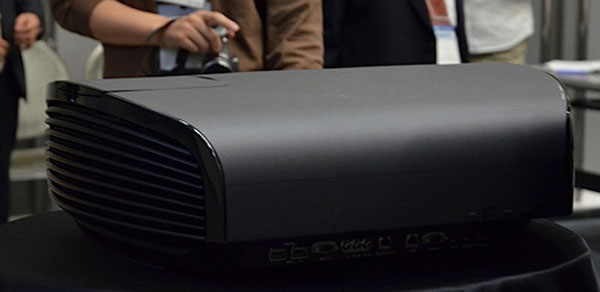 Máy chiếu độ phân giải 4K đầu tiên của Sony lộ diện