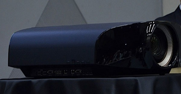 Máy chiếu độ phân giải 4K đầu tiên của Sony lộ diện