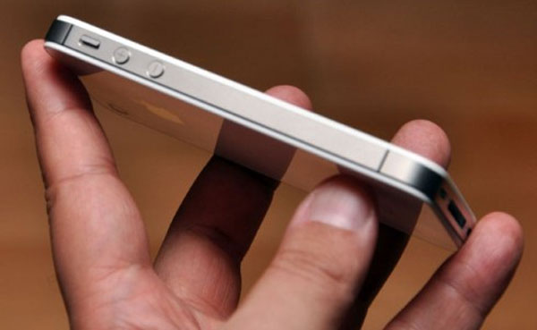 Khác biệt lớn nhất về thiết kế giữa iPhone 4S và iPhone 4