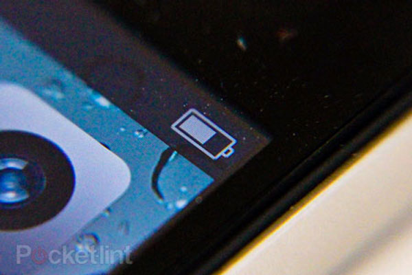 Người dùng kêu trời chất lượng pin của iPhone 4S