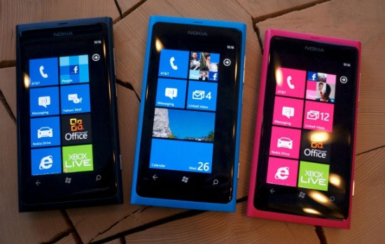 So sánh Nokia Lumia 800 với Nokia N9: Cùng thiết kế, khác cấu hình