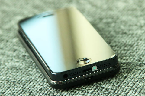 HKPhone Revo S2 "đọ dáng" cùng iPhone 5