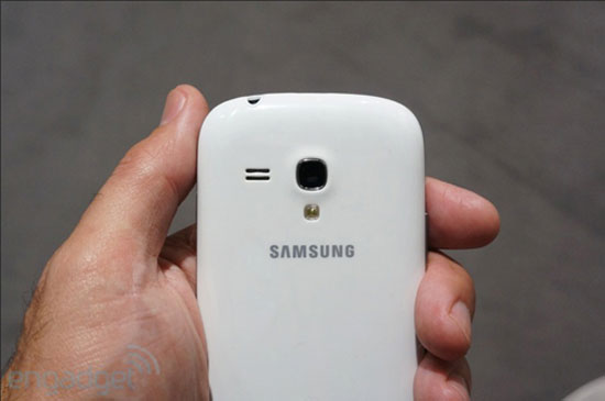 Soi từng chi tiết “hàng nóng” Galaxy S III Mini