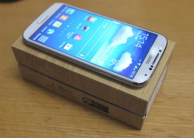 Galaxy S4 Galaxy S4 chính hãng bất ngờ giảm giá 1,5 triệu đồng