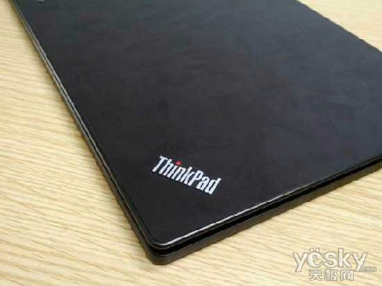 Logo ThinkPad xếp chéo ở góc máy. Lenovo nghiên cứu laptop ThinkPad siêu mỏng