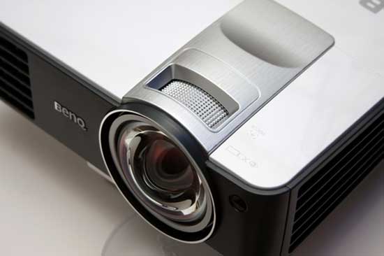 BenQ MX819ST chỉ được trang bị duy nhất vòng chỉnh nét thủ công trên ống kính. BenQ MX819ST - Máy chiếu tiết kiệm điện