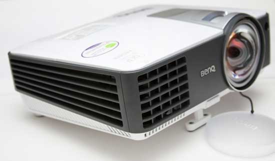 BenQ MX819ST được trang bị các cánh gió tản nhiệt lớn ở mặt trước và dọc theo 2 cạnh máy. BenQ MX819ST - Máy chiếu tiết kiệm điện