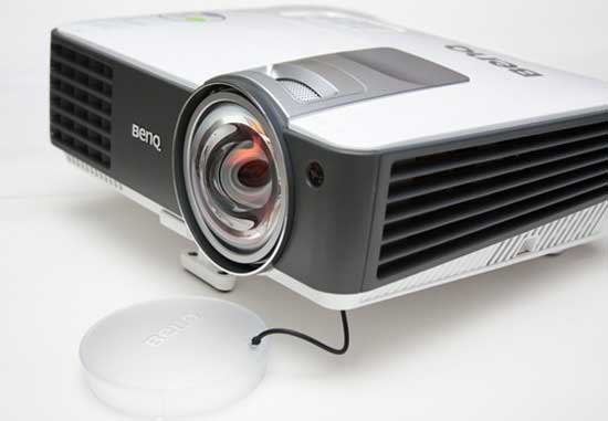 Cụm ống kính trên MX819ST có hệ số khoảng cách nhỏ. BenQ MX819ST - Máy chiếu tiết kiệm điện