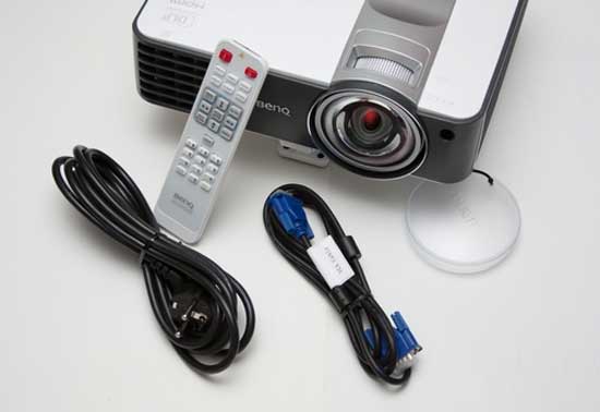 Kèm theo máy là remote, cáp nguồn, cáp VGA và tài liệu hướng dẫn sử dụng. BenQ MX819ST - Máy chiếu tiết kiệm điện