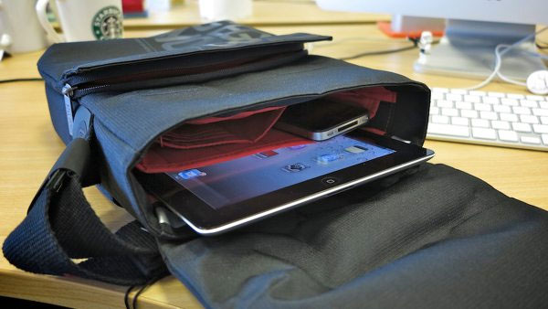 Mang các thiết bị điện tử theo mà không bọc chúng trong vỏ bảo vệ 7 thói quen dễ làm hỏng thiết bị công nghệ